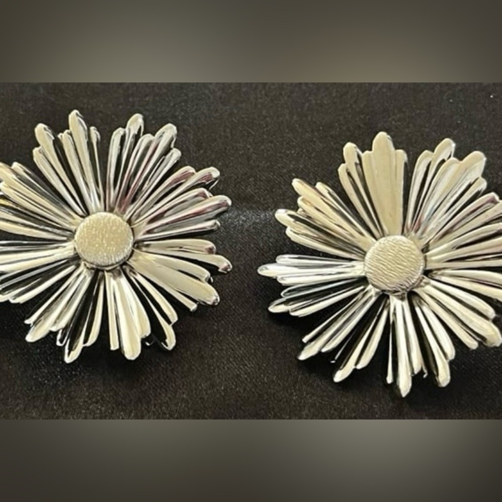 Vintage Silver Daisy Flower Earrings - Women Jewelry